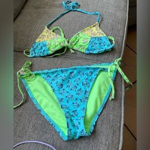 No boundaries Girls 7-9 patchwork floral 2
Pc bikini top and bottom